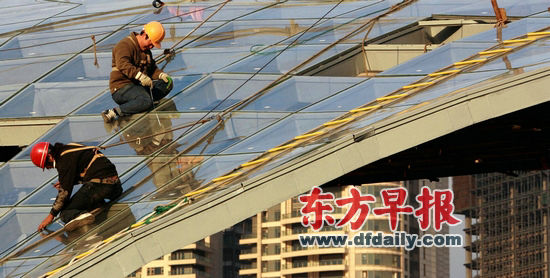 今后，上海還將限制處于人流密集、流動(dòng)性大的區域內的建筑物安裝玻璃幕墻。徐曉林 早報資料